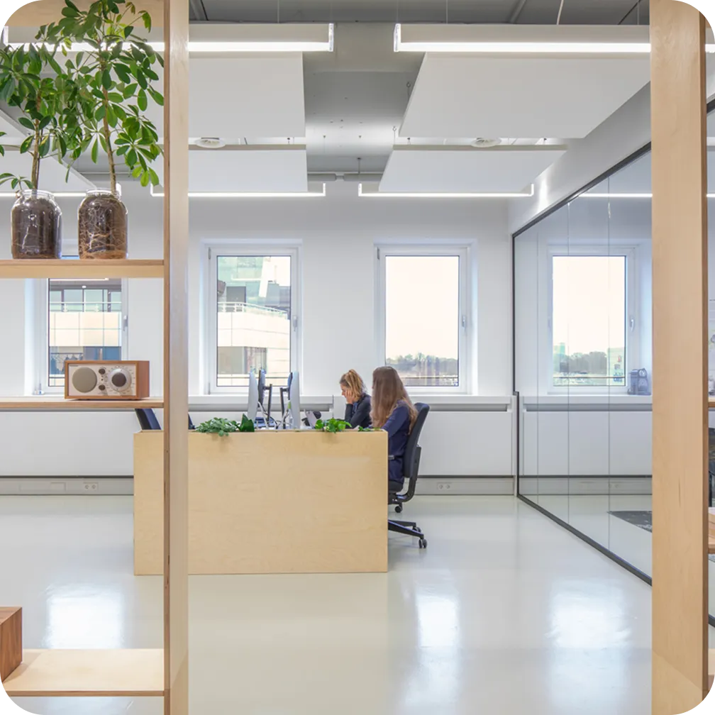 Foto van het kantoor van Awareways, met twee medewerkers achter hun computers.