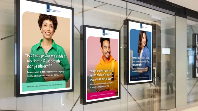 Drie digitale posters in een moderne kantooromgeving. Op elke poster staat een glimlachende persoon met een boodschap over het veilig omgaan met persoonsgegevens en werkgegevens, in de huisstijl van het Ministerie van Sociale Zaken en Werkgelegenheid.