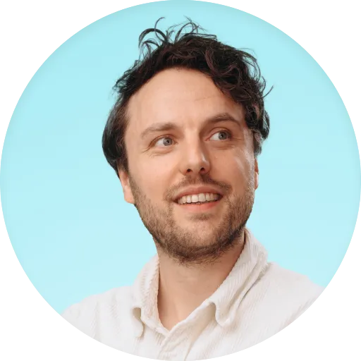 Professionele portretfoto van Leon Baauw, Business Development, in een licht overhemd en met een zelfverzekerde blik tegen een heldere blauwe achtergrond, symbool voor groei en kansen.